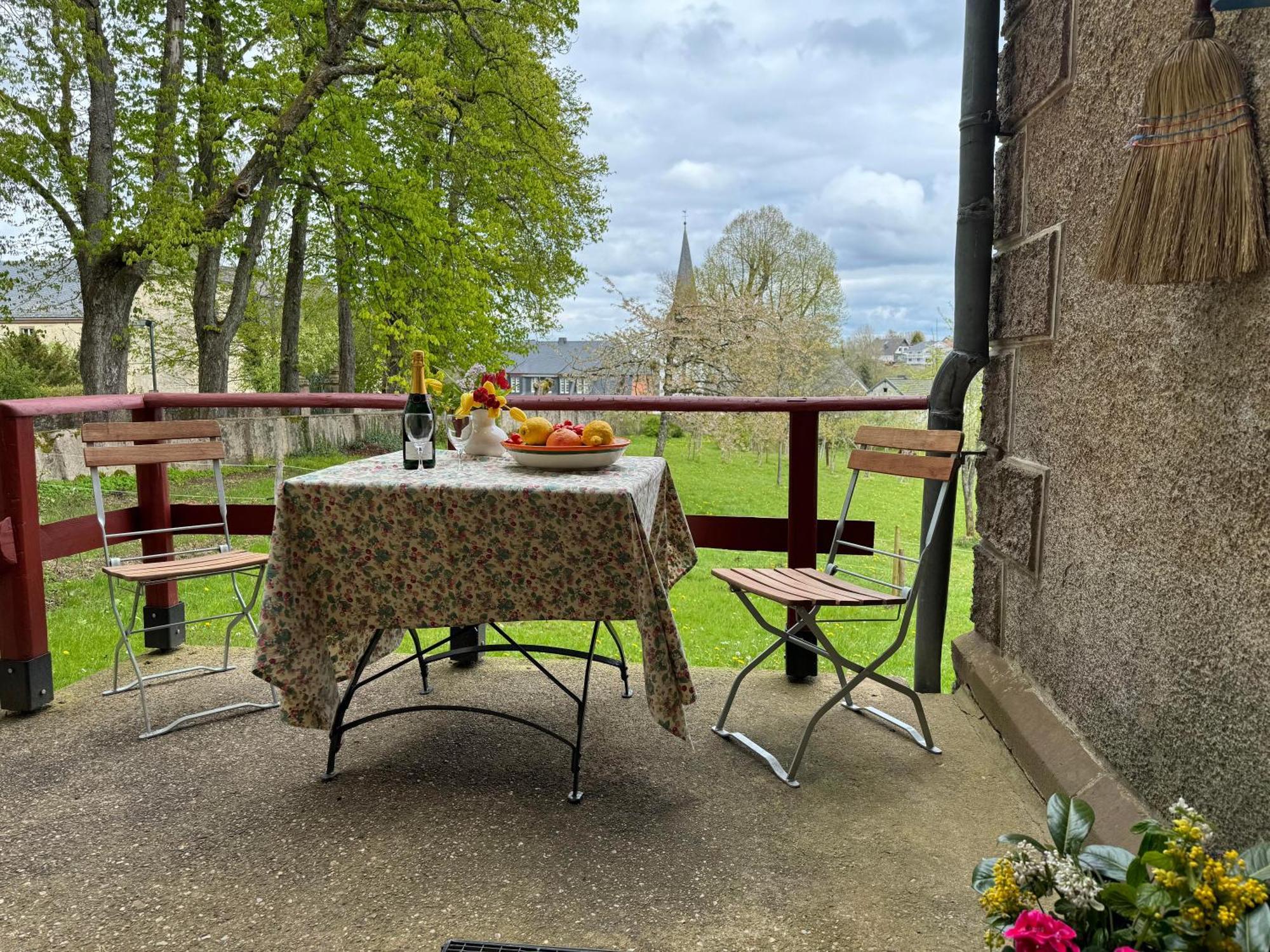 L' Extravagante Im Garten Von Schloss Schmidtheim Exterior photo