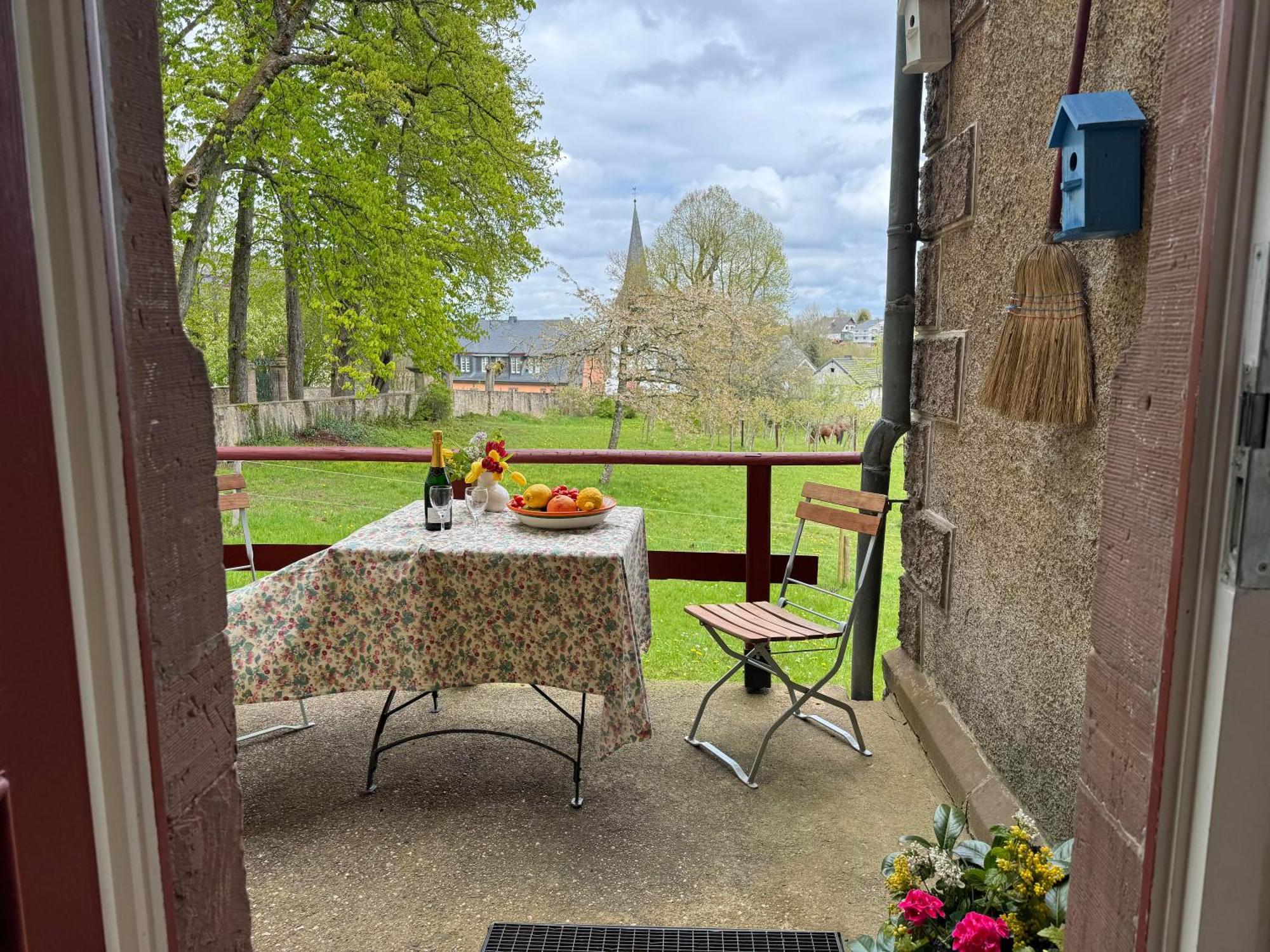 L' Extravagante Im Garten Von Schloss Schmidtheim Exterior photo